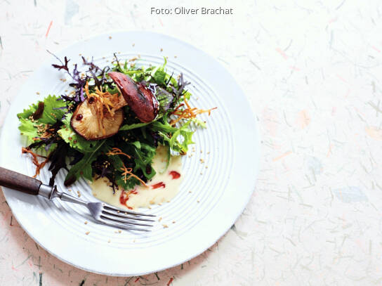 Mizuna-Salat mit Shitakeepilzen, kandiertem Ingwer und Ses… von Surdham Göb Mizuna-Salat mit Shitakeepilzen, kandiertem Ingwer und Ses… von Surdham Göb