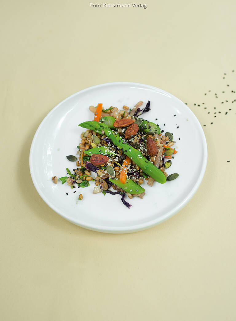 Saisonaler Gemüsesalat mit Getreide, Mandeln und Kürbiske… von Tainá Guedes