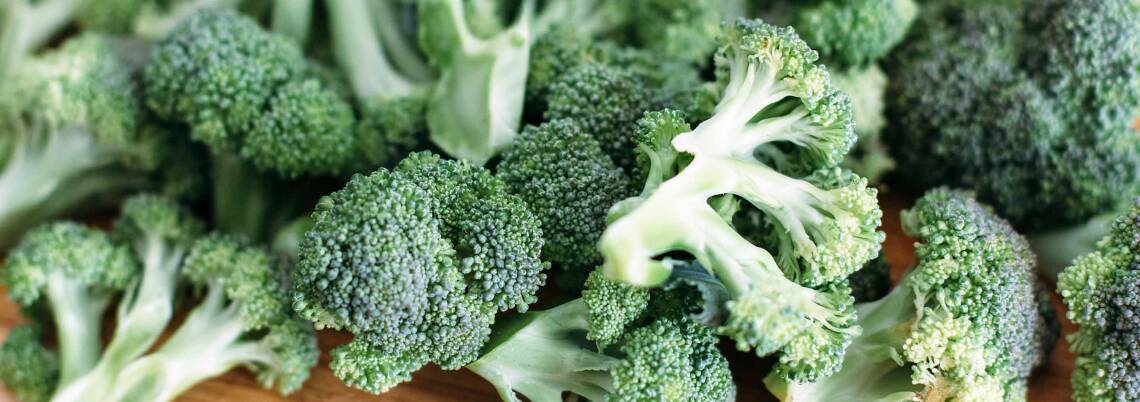 Berühmt für seine Vielfalt an tollen Nährstoffen: Der Brokkoli. Grün, knackig und frisch gilt er als Star unter dem Gemüse. Stimmt das? Hier erfährst du es.