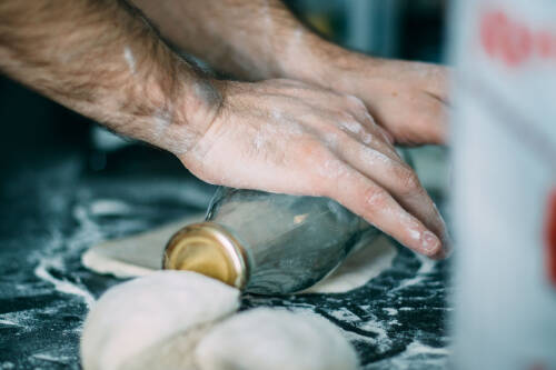 Den fertigen Pastateig kannst du mit einem Nudelholz ausrollen, bis er die benötigte Dicke hat und du ihn weiterverarbeiten kannst.