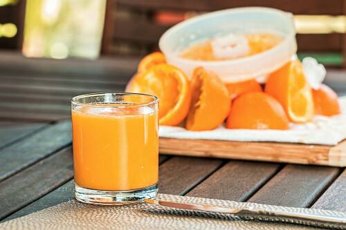 Aufgepasst! Orangensaft enthält fast so viel Zucker wie Cola und ist deswegen beim gesunden Abnehmen nur in Maßen zu genießen.