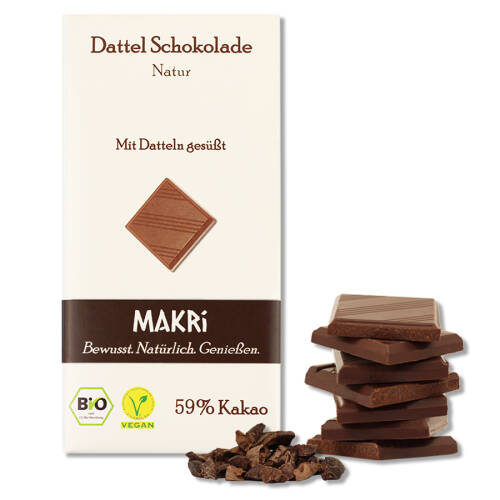 Eine Packung MAKRI-Schokolade Geschmacksrichtung "Natur", daneben Schokoladenstücke gestapelt.