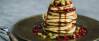 Stapel Pancakes mit Kiwi und Granatapfel