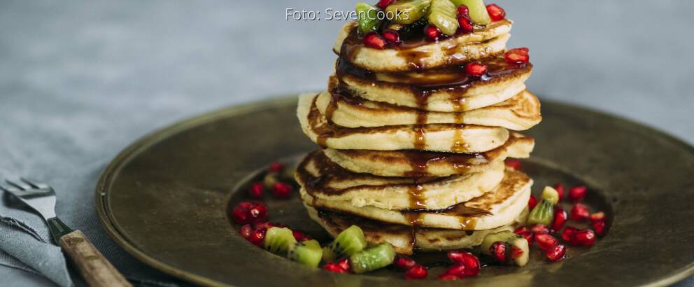 Stapel Pancakes mit Kiwi und Granatapfel