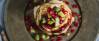 Stapel Pancakes von oben mit Kiwi und Granatapfel