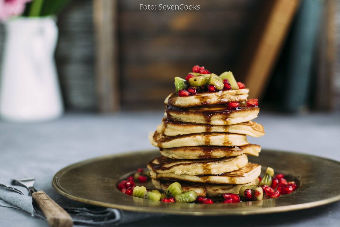 Stapel Pancakes mit Kiwi und Granatapfel