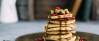Stapel Pancakes mit Kiwi und Granatapfel