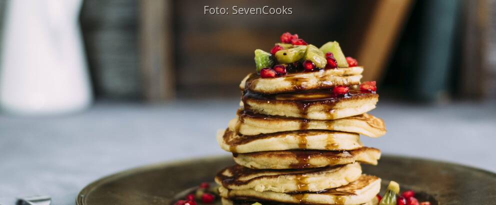 Stapel Pancakes mit Kiwi und Granatapfel