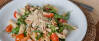 Teller mit Penne, Pucola, frischen Tomaten und veganem Parmesan