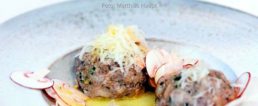 Pilzknödel in einem tiefen Teller mit Buttersoße