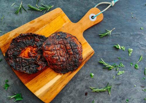 Portobello-Steaks sind ein hervorragender Fleischersatz für Grillfans.