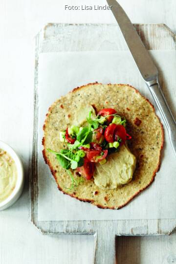 Quinoafladen mit Limabohnen-Hummus und Tomatensalsa von Vicki Edgson