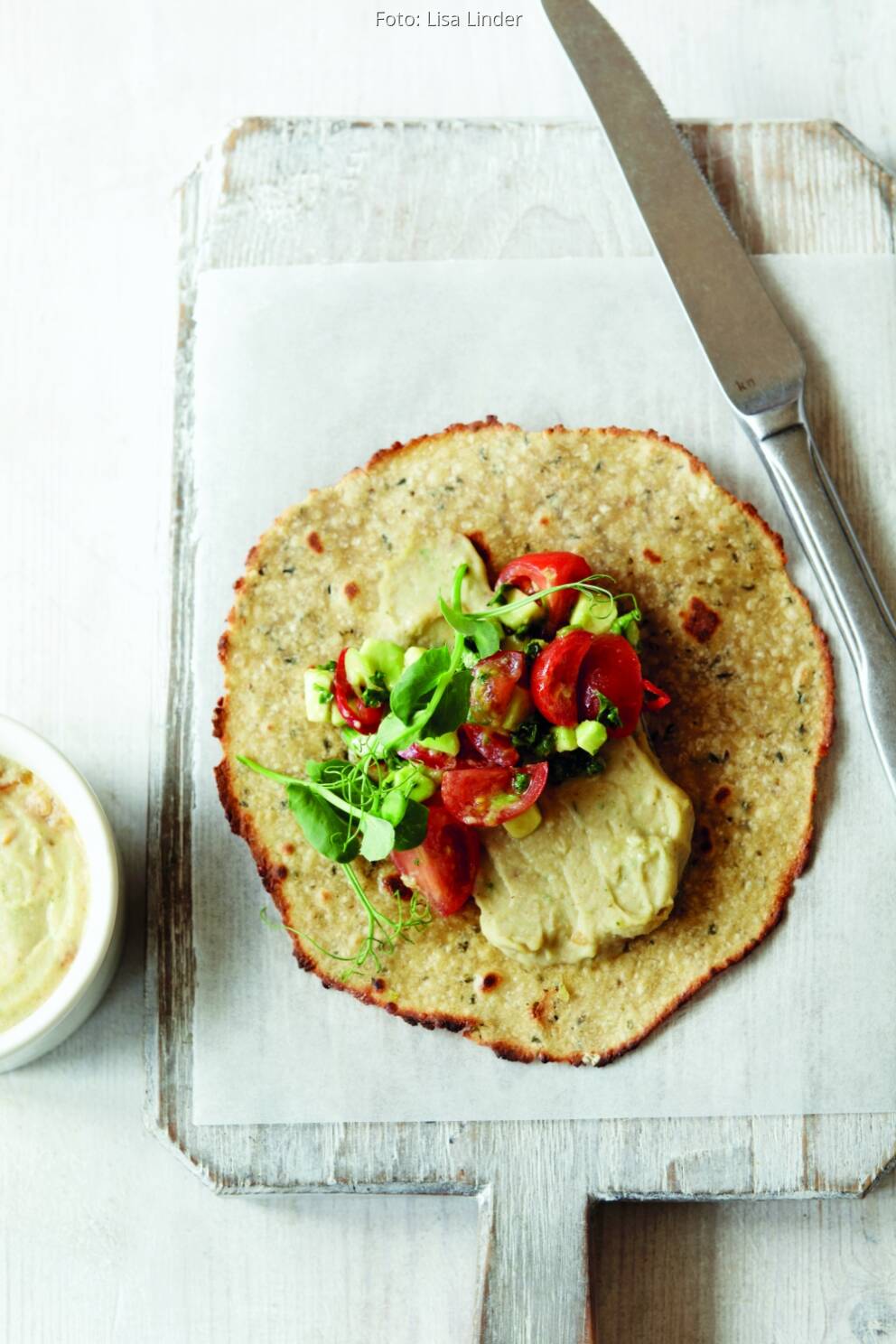 Quinoafladen mit Limabohnen-Hummus und Tomatensalsa von Vicki Edgson