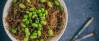 Weißer Teller mit rohen Kelp-Nudeln, Edamame und Esstäbchen