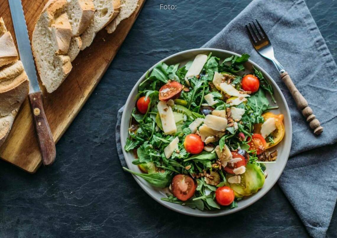 Die 7 beliebtesten Salatsorten mit Rezeptideen