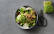 Salat mit Hähnchen-Nuss-Topping