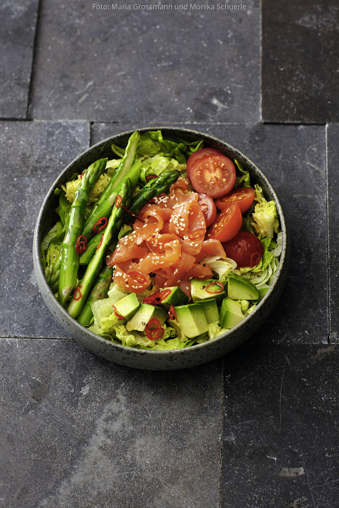 Salatbowl mit Lachs und Spargel