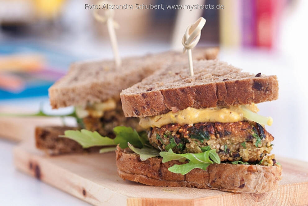 Sandwich mit Kartoffel-Pilz-Bratling mit süß-saurem Senf… von Roland Rauter