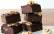 Stücke von Brownies aus schwarzen Bohnen mit Walnüssen garniert
