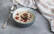 Blaue Schüssel mit Suppe, angerichtet mit Löffel und Rote Bete Einlage