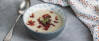 Blaue Schüssel mit Suppe, angerichtet mit Löffel und Rote Bete Einlage