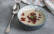 Blaue Schüssel mit Suppe, angerichtet mit Löffel und Rote Bete Einlage