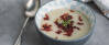 Blaue Schüssel mit Suppe, angerichtet mit Löffel und Rote Bete Einlage