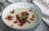 Blaue Schüssel mit Suppe, angerichtet mit Löffel und Rote Bete Einlage
