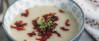 Blaue Schüssel mit Suppe, angerichtet mit Löffel und Rote Bete Einlage