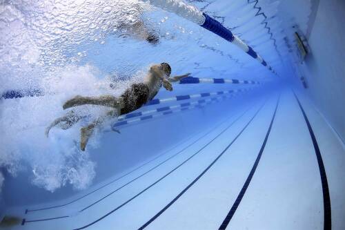 Schwimmen kann dem gesunden Abnehmen zuträglich sein. Außerdem eine gute Sportart für Einsteiger.