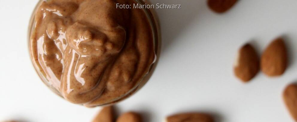 Mandelmus selbst gemacht in Schraubglas mit ungeschälten Mandeln dekoriert