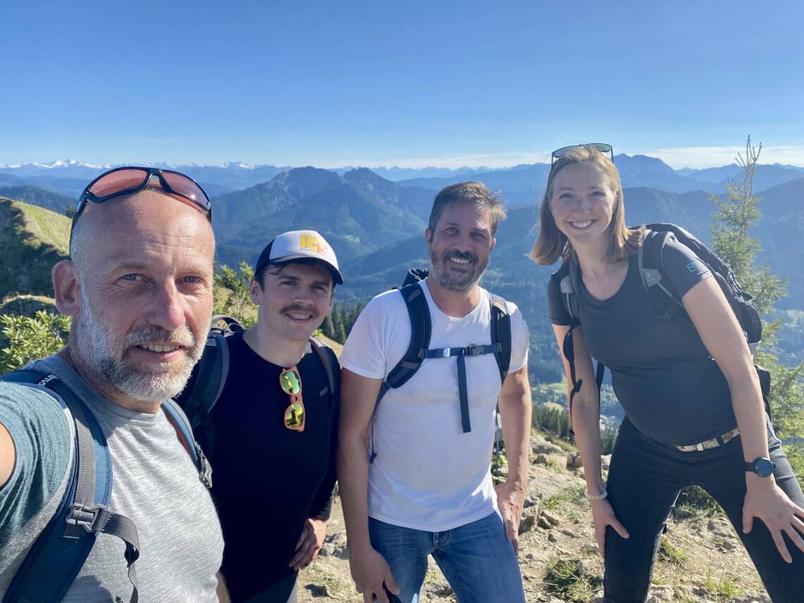 Kay, Paddy, Mark und Romina von SevenCooks auf dem Gipfel des Bodenschneid in den Schlierseer Bergen.