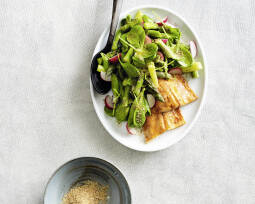 Spargel-Salat mit freurigem Ofenlachs