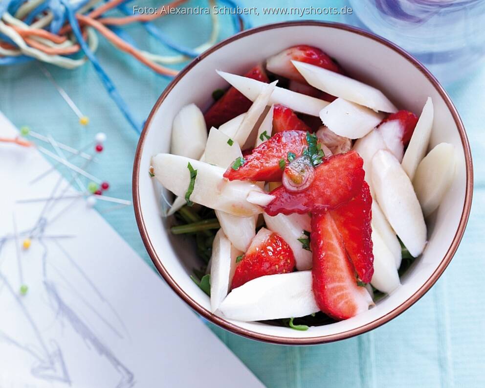 Spargel-Erdbeer-Salat mit grünem Pfeffer von Roland Rauter