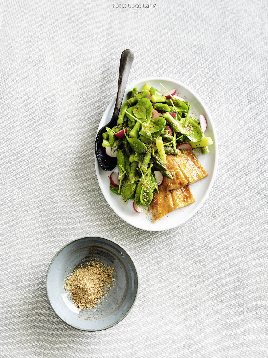 Spargel-Salat mit freurigem Ofenlachs