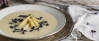 Spargelsuppe mit Rettichkresse und blanchiertem Zitronenspargel im Teller