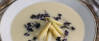 Spargelsuppe mit Rettichkresse und blanchiertem Zitronensparge servierfertig angerichtet