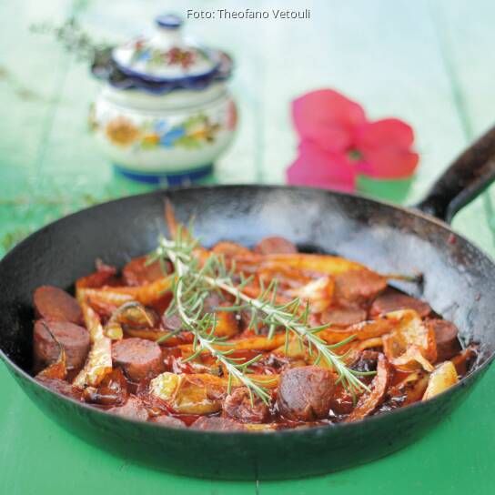 Spetzofai – Paprikapfanne mit veganen Würstchen von Theofano Vetouli
