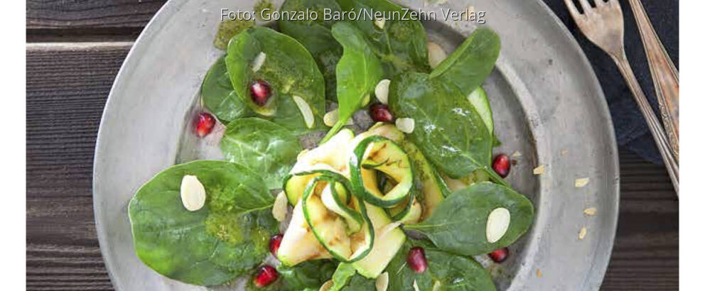 Spinatsalat mit Kräuterdressing, Mandeln und Granatapfelkernen | SevenCooks