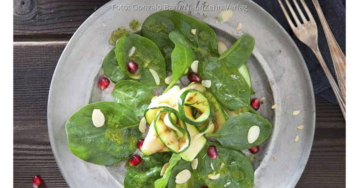 Spinatsalat mit Kräuterdressing, Mandeln und Granatapfelkernen | SevenCooks