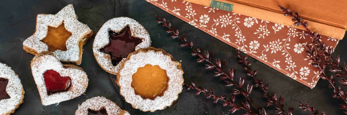 Zu unseren liebsten Weihnachtsplätzchen gehören natürlich auch die Spitzbuben. Egal ob mit Aprikosen-, Himbeer- oder Erdbeermarmelade gefüllt – die schmecken einfach immer toll.