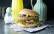 Burger auf Servietten angerichtete von vorne fotografiert