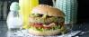 Burger auf Servietten angerichtete von vorne fotografiert