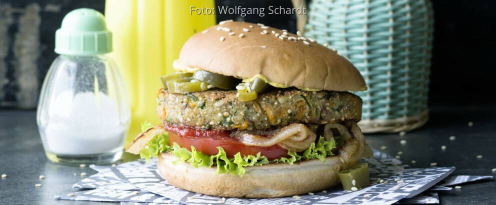 Burger auf Servietten angerichtete von vorne fotografiert