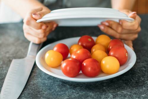 Schritt 2: Man platziert den zweiten Teller über den Tomaten im ersten Teller.