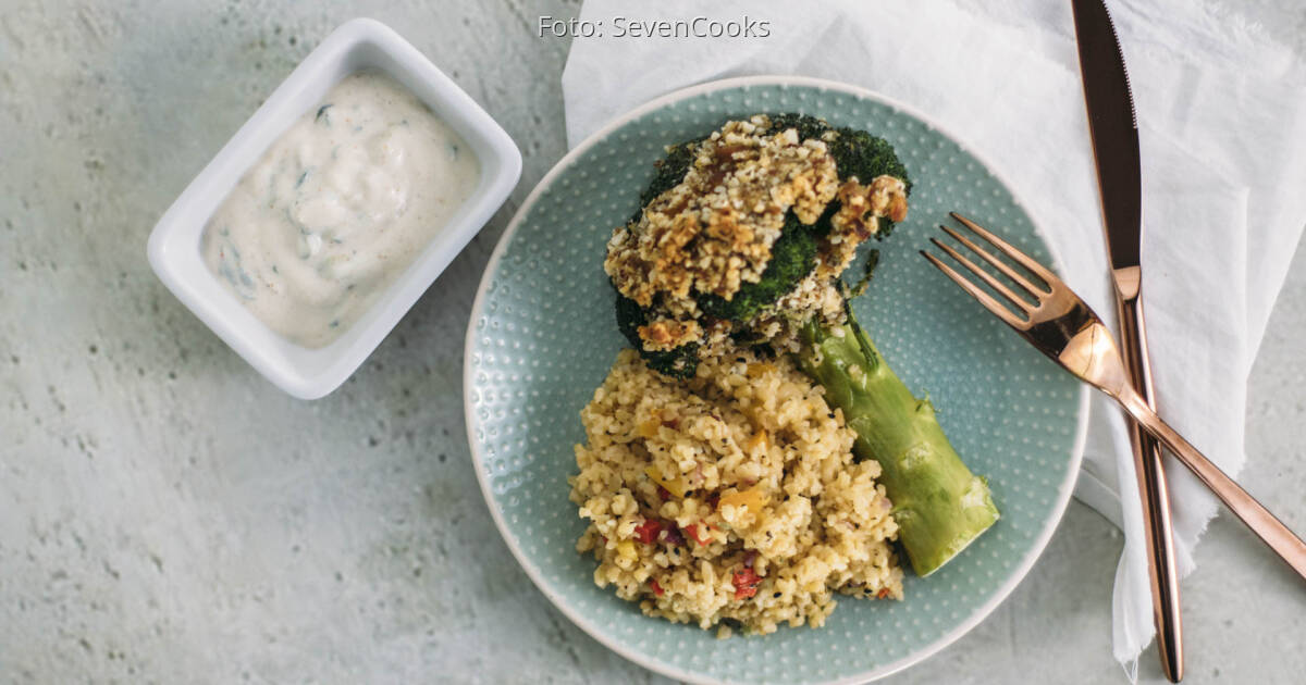 Überbackener Brokkoli mit Paranusskruste und Bulgur-Gemüse | SevenCooks