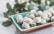 Vegane Raffaellos in Kokosraspeln auf blauer Platte
