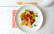 Ein Teller mit veganen Ravioli und Tomatensugo von oben fotografiert