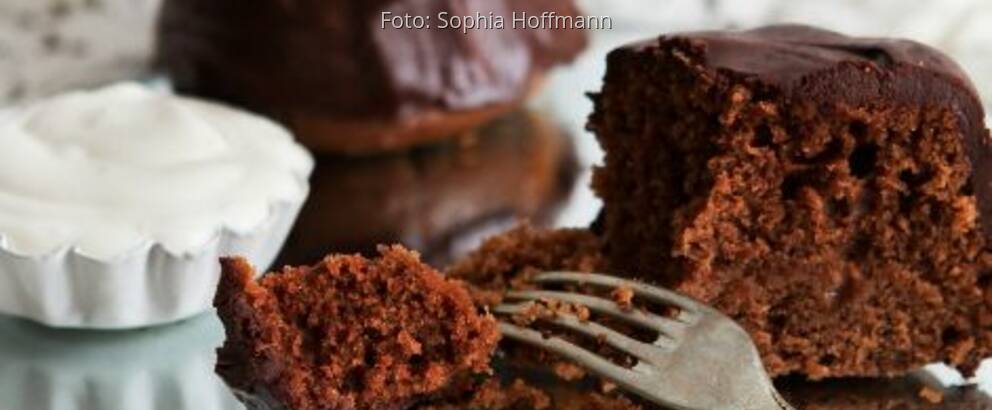 Platte mit Stücken einer veganen Sachertorte