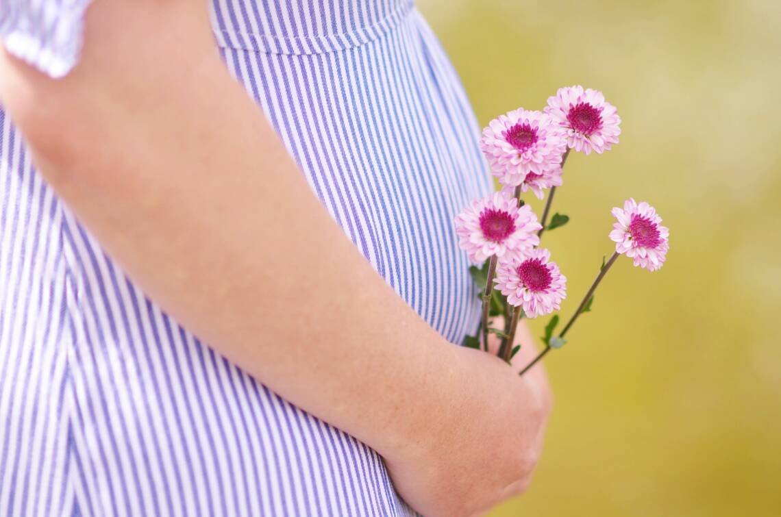 Schwangere Frau mit Blumen
